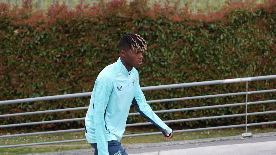 Charla entre Valverde y Nico Williams: gesto serio y con la mirada puesta en el Alavés