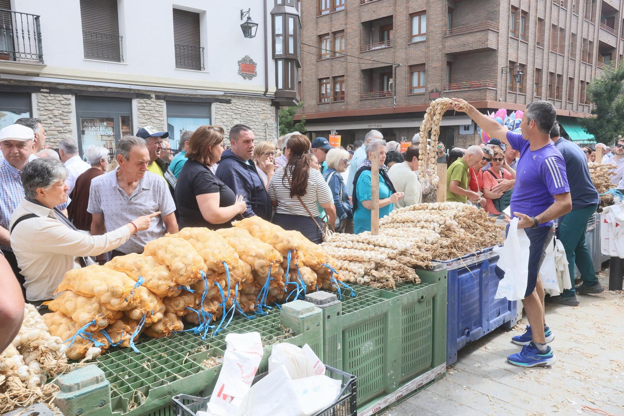 En imágenes: La feria de ajos atrae a los vitorianos un año más
