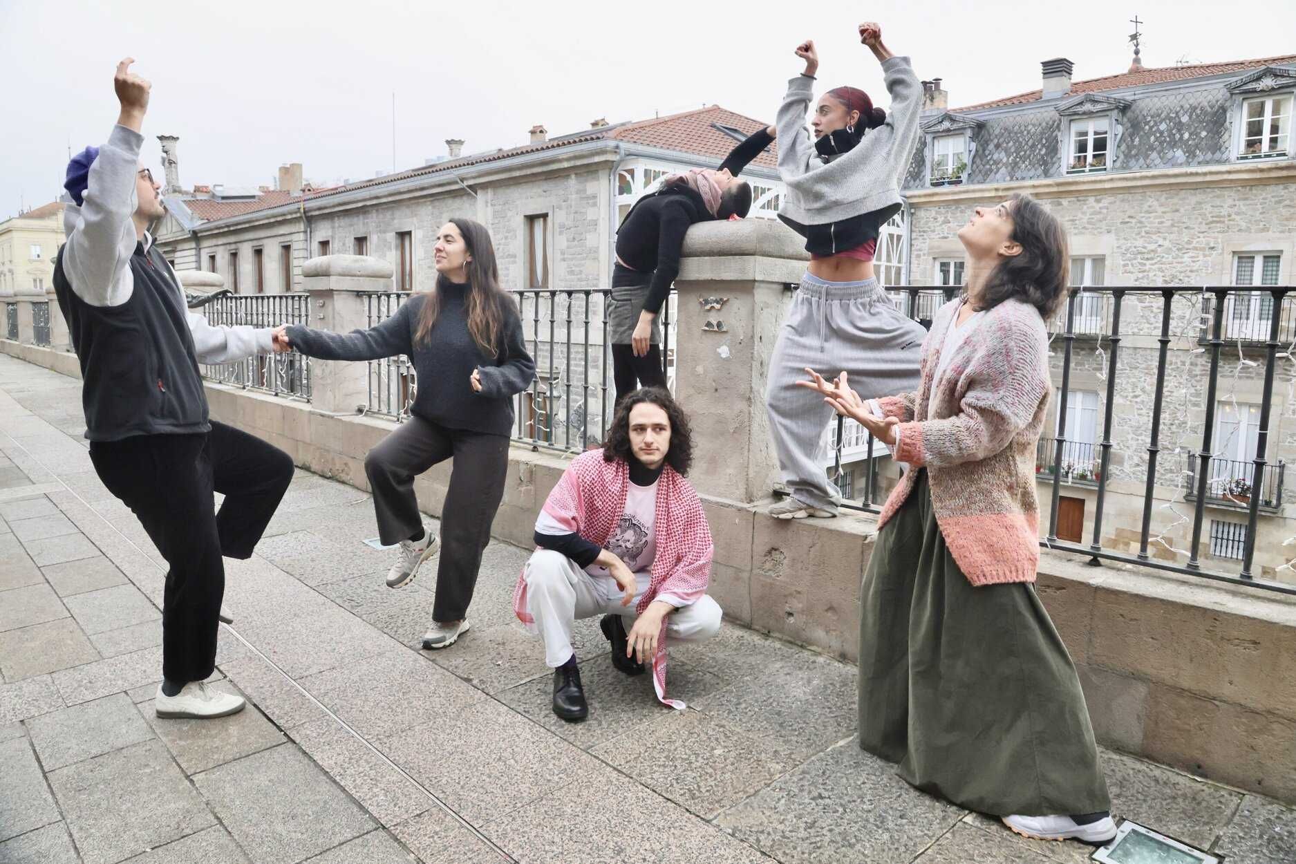 Claudia Arrue, Noemí Viana, Garazi López de Armentia, Adur Ballarín, Aiala Larreina y Gurutz Larrea en la plaza de la Virgen Blanca.