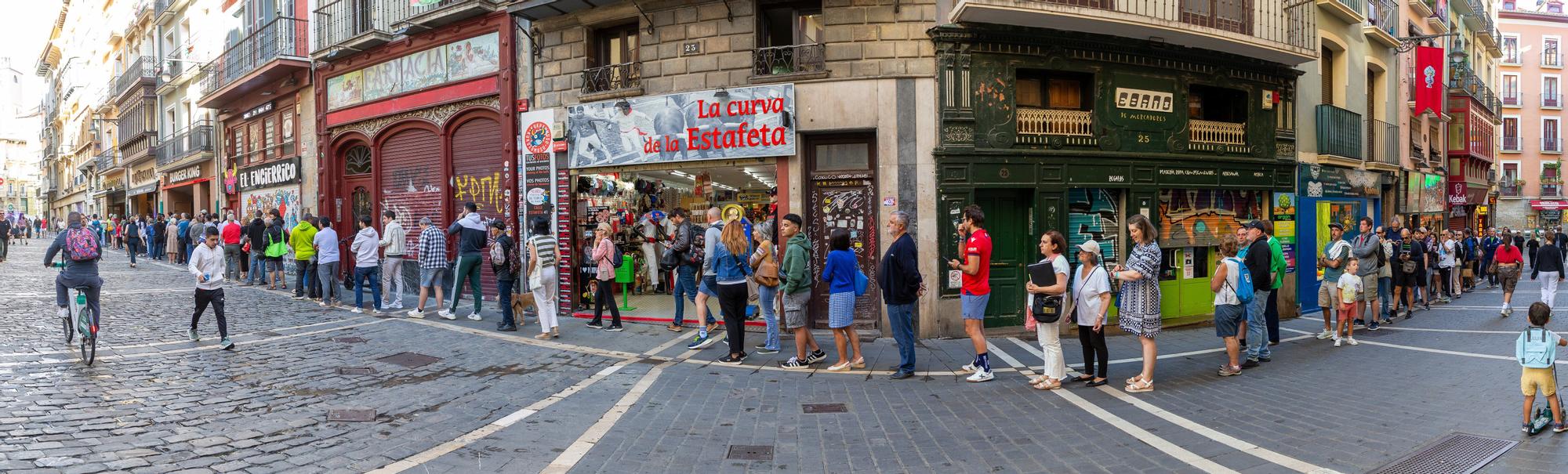 Colas para adquirir una de las 400 banderolas con el escudo de Pamplona