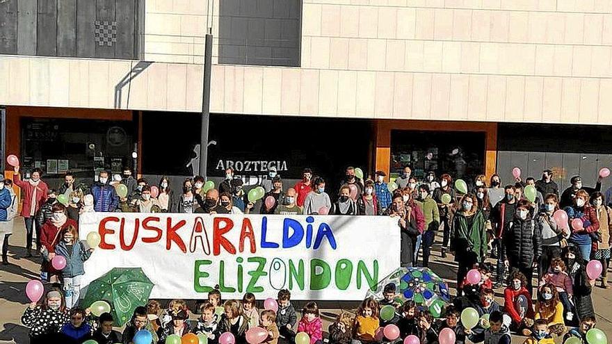 Elziondoko plazan argazki jendetsu eta koloretsua atera zuten. Argazkia: utzitakoa