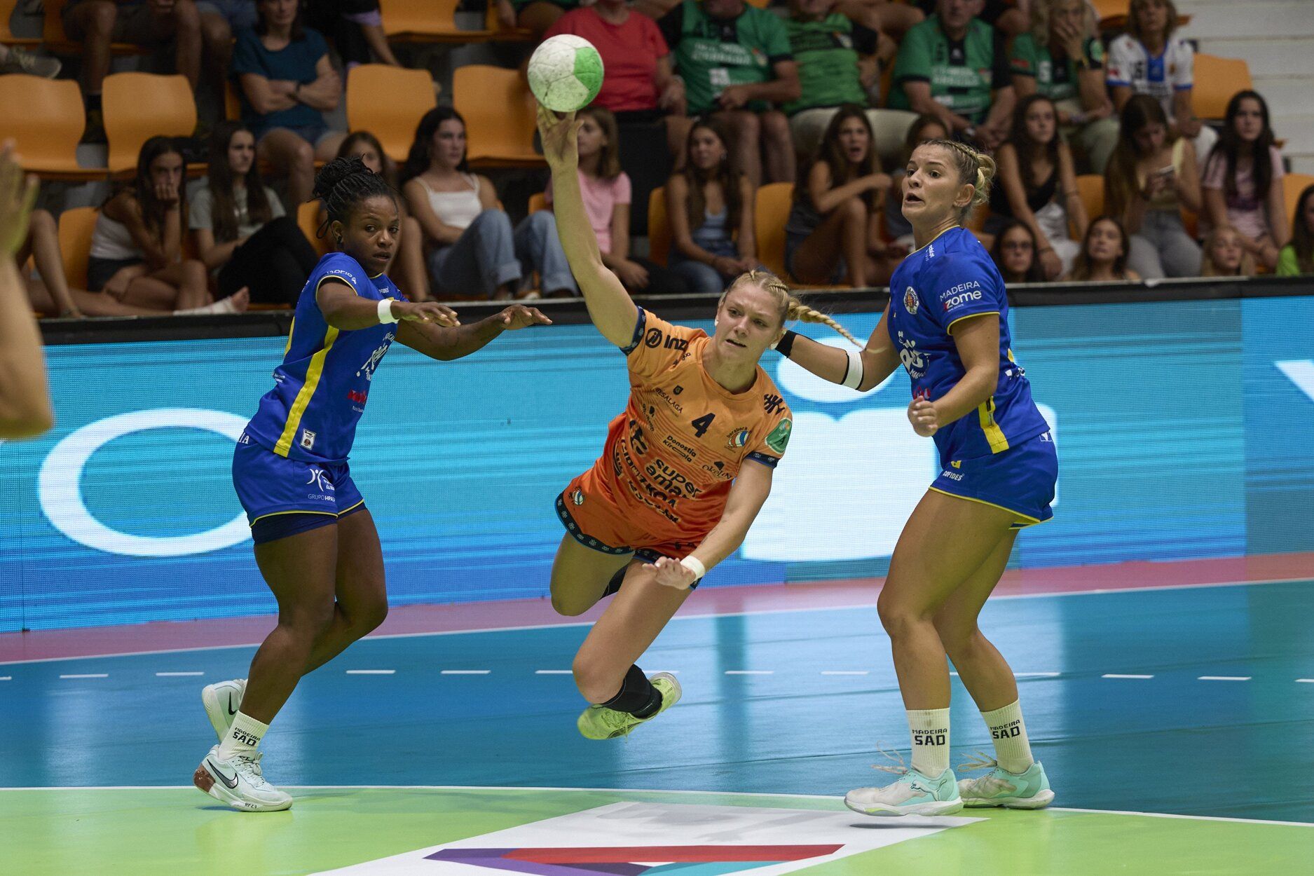 Fotos de las semifinales de la Supercopa Ibérica de balonmano en Anaitasuna