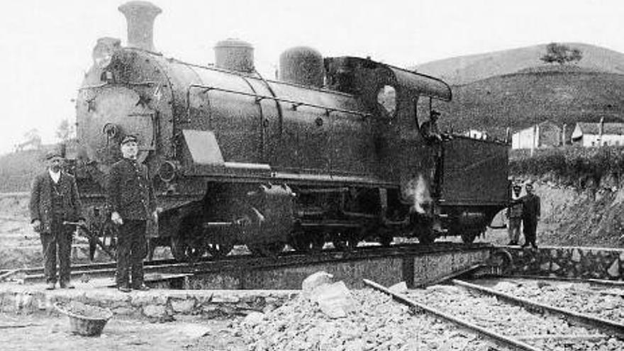La locomotora en la plataforma giratoria de Elizondo.