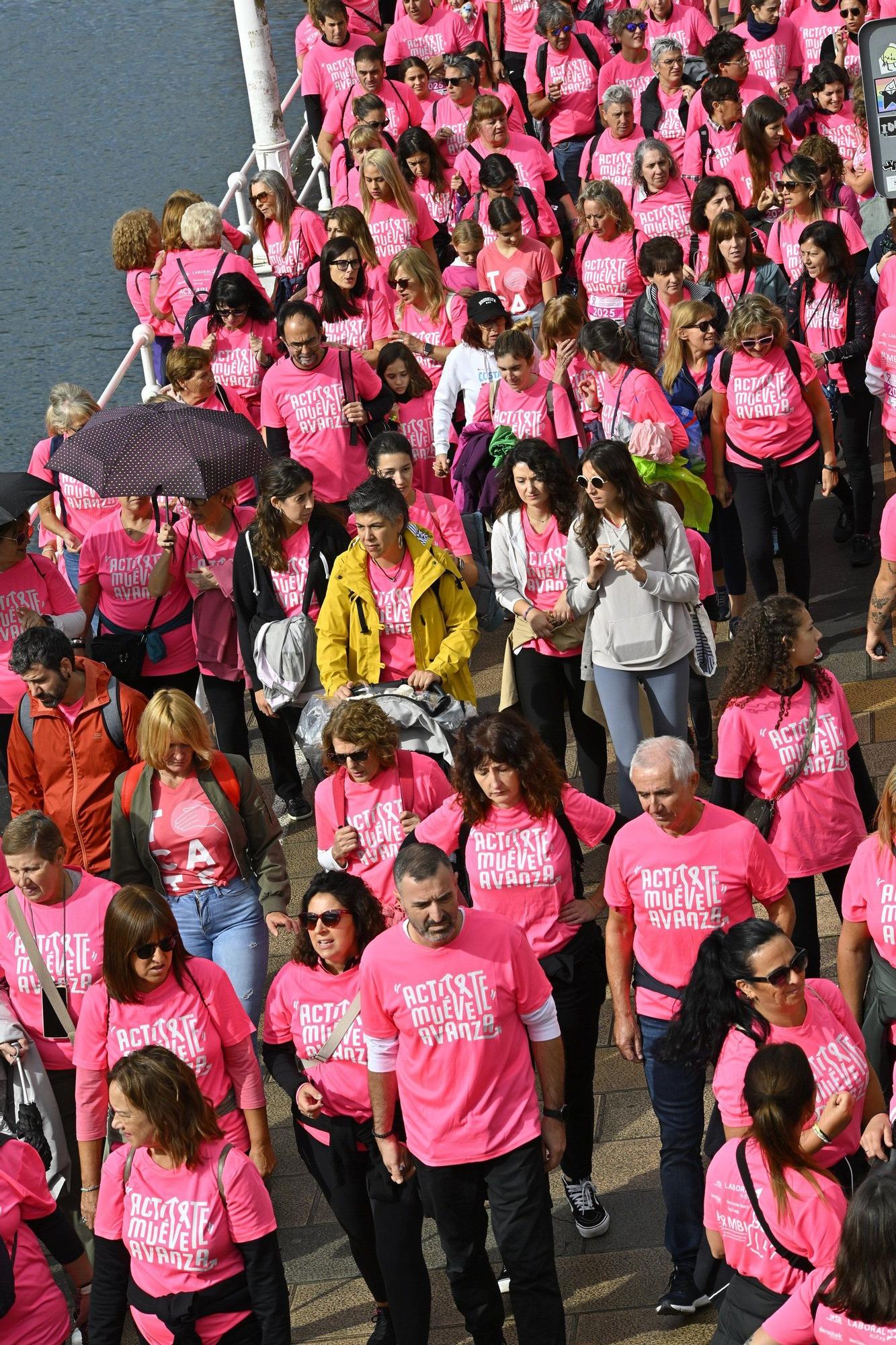 En imágenes: los paraguas tiñen la marea rosa de Bilbao