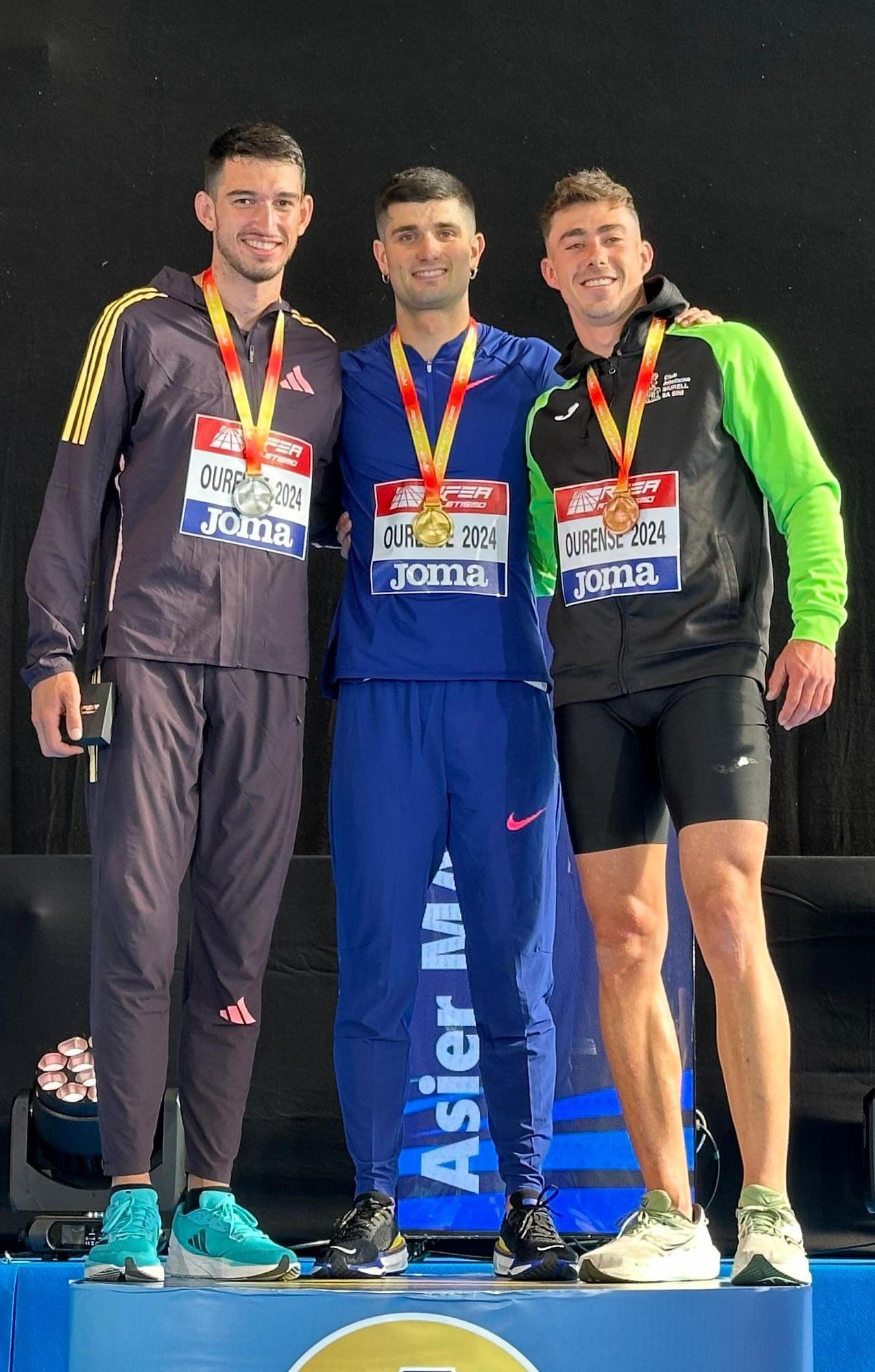 Asier Martínez, en el centro, junto a Enrique Llopis (i) y Carlos Osés (d).