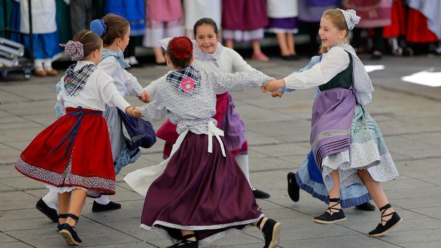 Festival de Dantzas a cargo de los grupos de Idoskia y Paz de Ziganda en Villava-Atarrabia