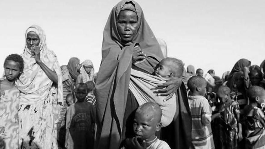 Varias mujeres y niños del campo de refugiados de Dadaab (Kenia).
