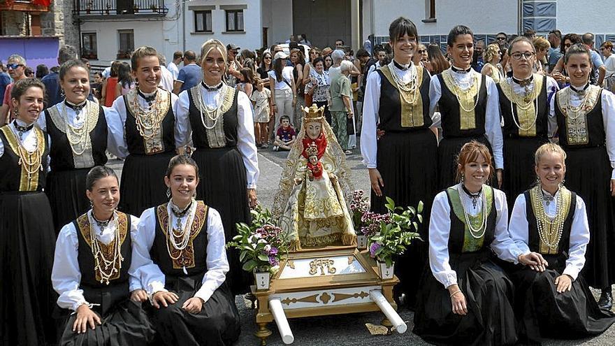 Gran ambiente en las fiestas de Jaurrieta, donde vuelven a sonar los Acordes del ‘Atxuri Beltza’