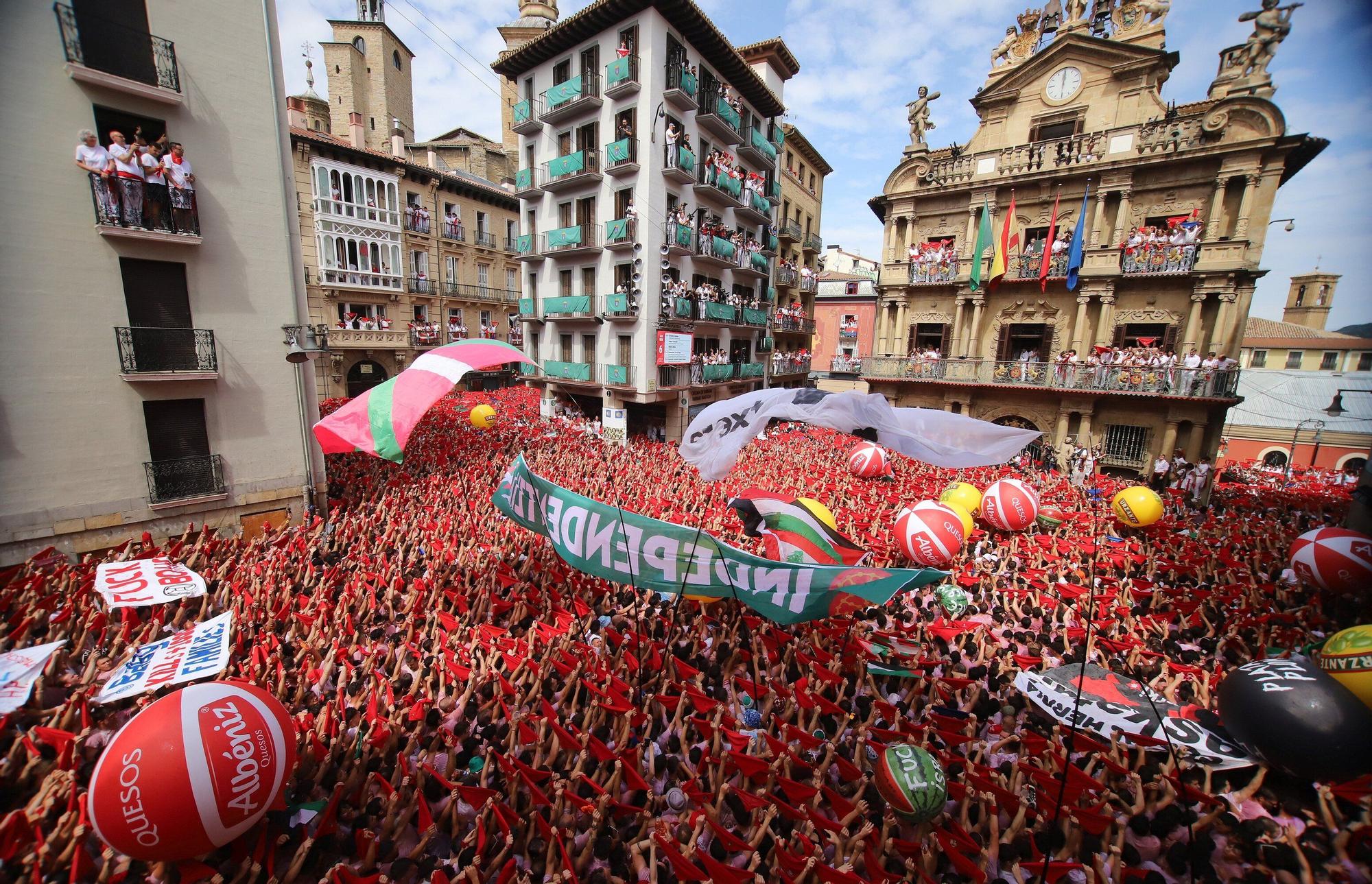 Fotos del  Chupinazo de San Fermín 2025 en Pamplona: ¡La fiesta más internacional se enciende con un grito solidario por Palestina!