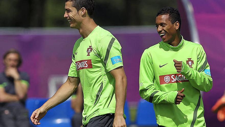 Los jugadores de la selección portuguesa de fútbol, Cristiano Ronaldo (i) y Nani, durante un entrenamiento del equipo en Poznan, Polonia.
