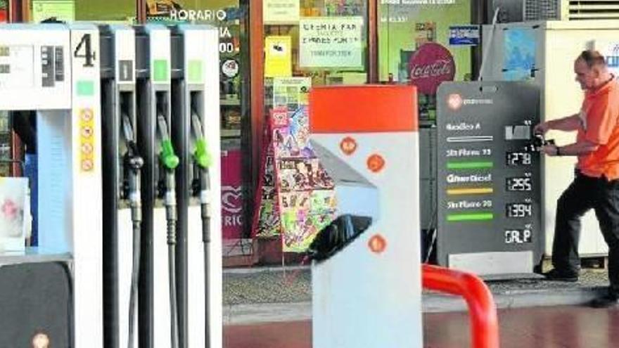La gasolina y el gasóleo se abaratan hasta un 1,4%