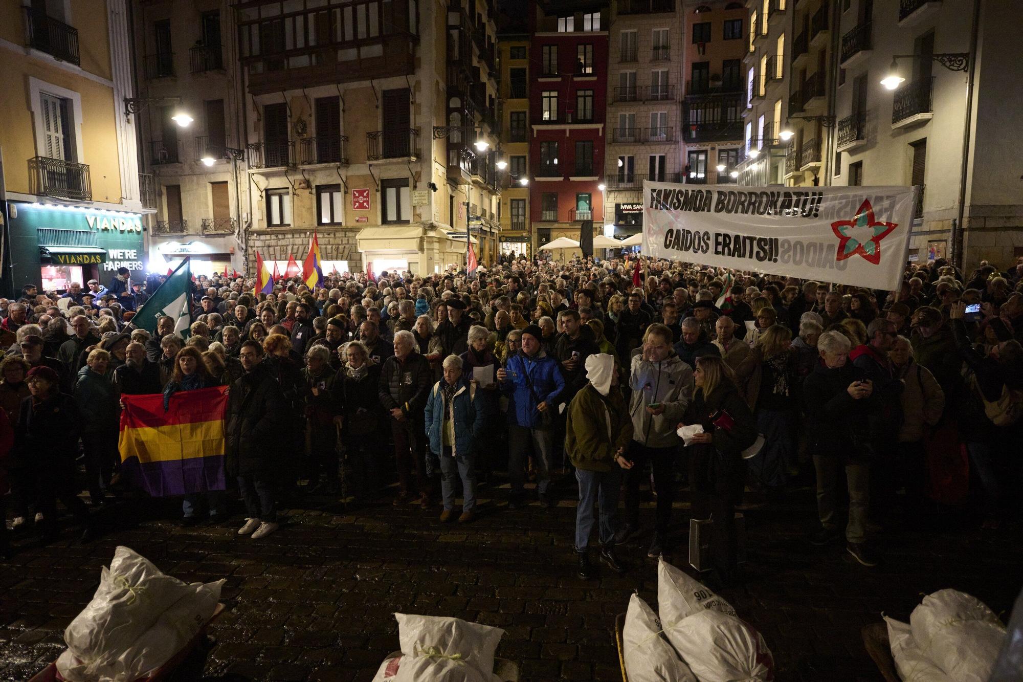 Manifestación de las asociaciones memorialistas para pedir el derribo del Monumento