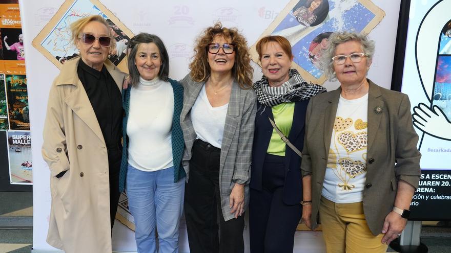 Un abrazo y una mirada en el camino