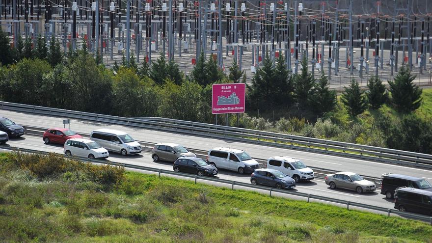 Mañana de retenciones por la operación salida hacia Cantabria en la A-8