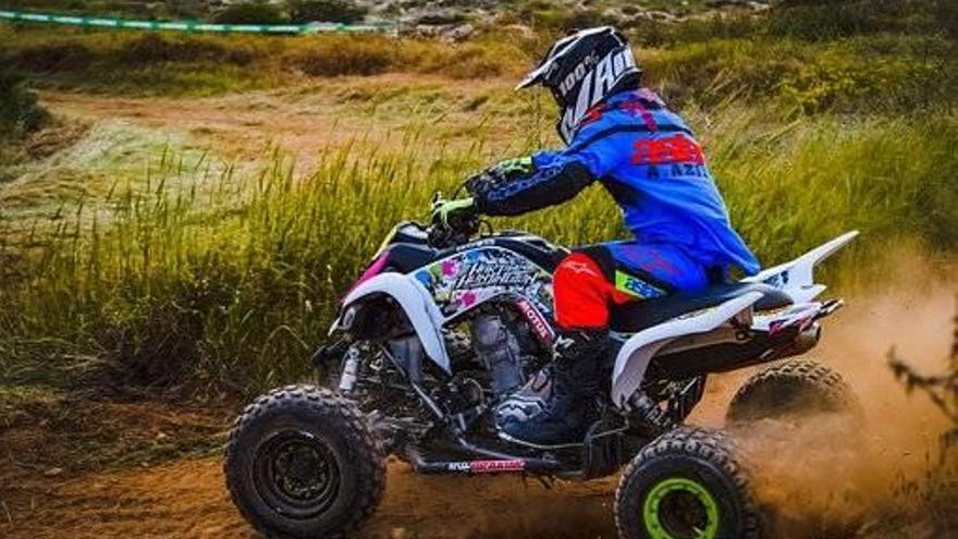 Denuncian a un niño de siete años que conducía un quad por Sevilla