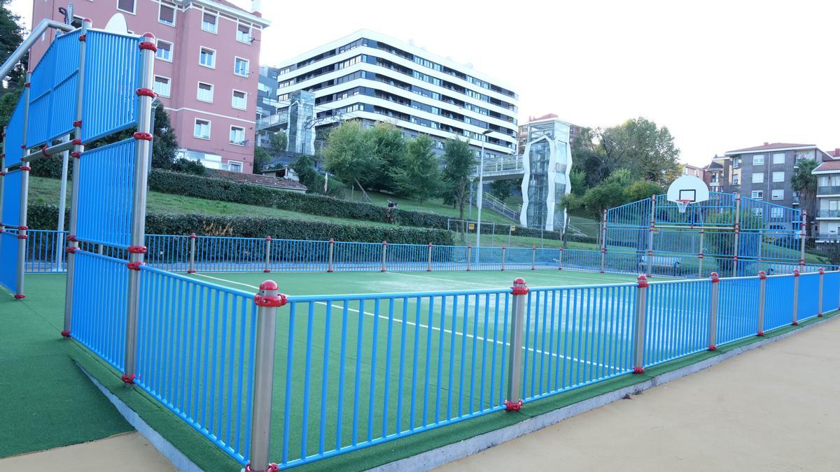 En el parque infantil de Getxo se puede jugar a futbito.