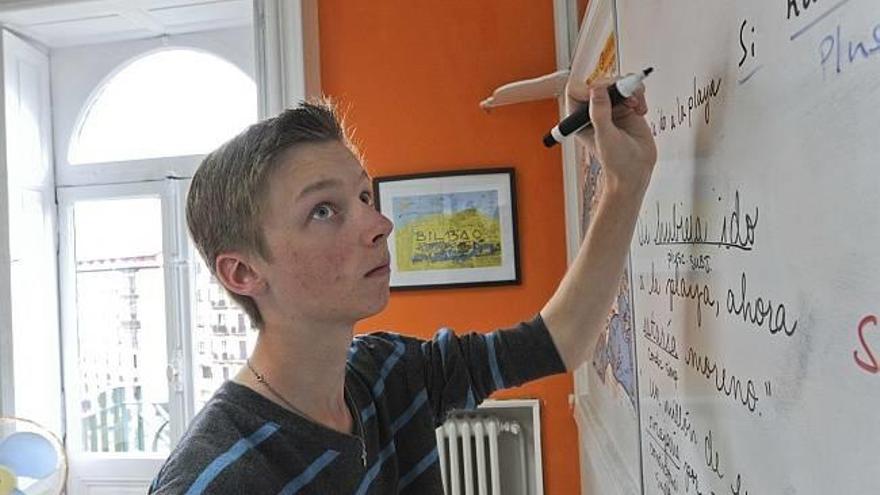 Debido a la crisis económica decenas de miles de vascos se matriculan para estudiar algún idioma extranjero, lo que ha generado un &#039;boom&#039; sin precedentes.