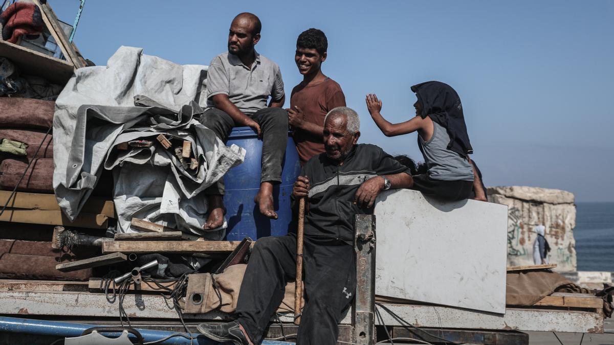 Los palestinos desplazados, que huyen del norte de Gaza debido a una operación militar israelí.