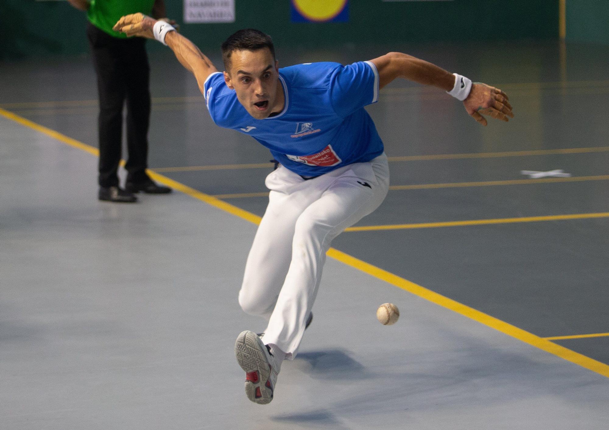 Joanes Bakaikoa gana su primer punto de la liguilla de cuartos de final del Cuatro y Medio ante Javier Zabala en Lekunberri.
