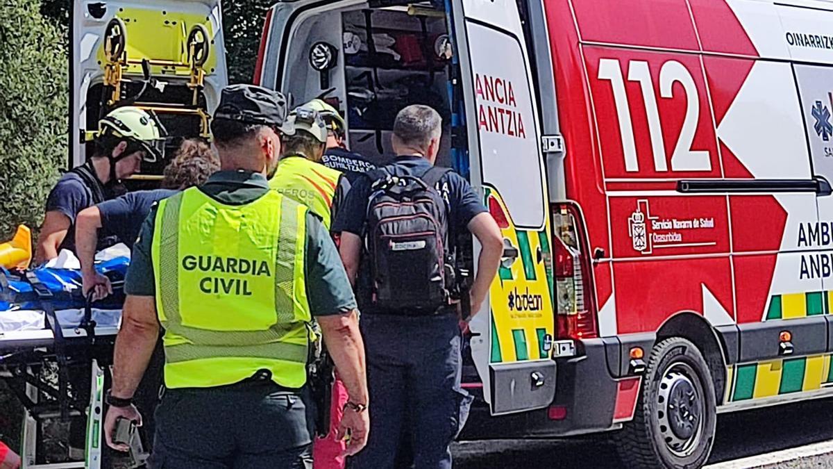 La menor, siendo atendida en la Ambulancia.