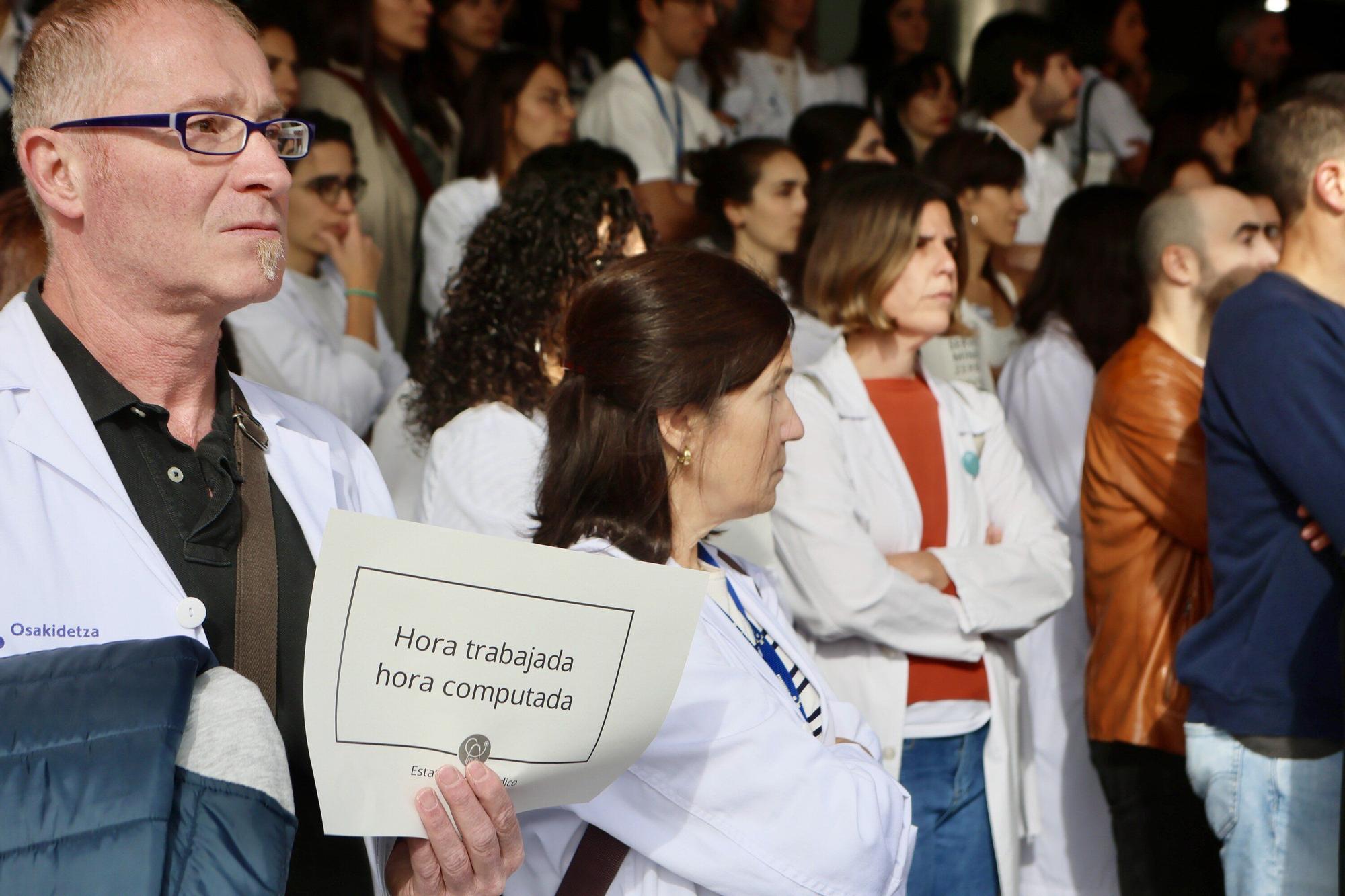 En imágenes: Médicos en huelga exigen un estatuto marco propio en Txagorritxu