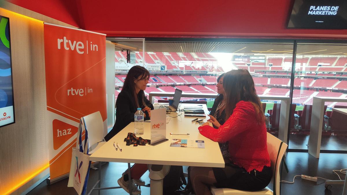 RTVE Instituto ofrece formación práctica, conexión directa con la industria y recursos técnicos que pocos centros pueden ofrecer.