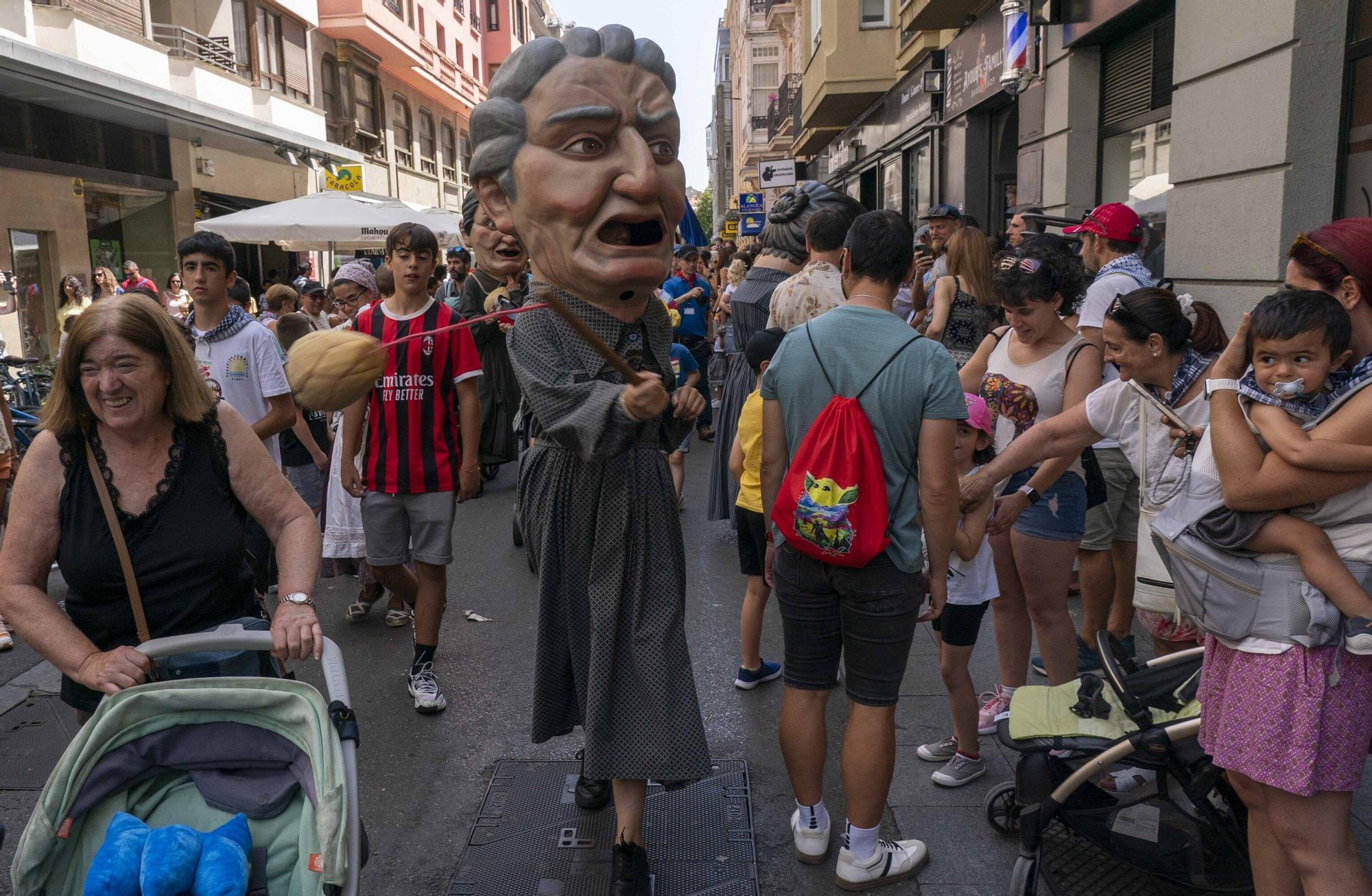 En imágenes: la comparsa de gigantes y cabezudos se despide de La Blanca 2025