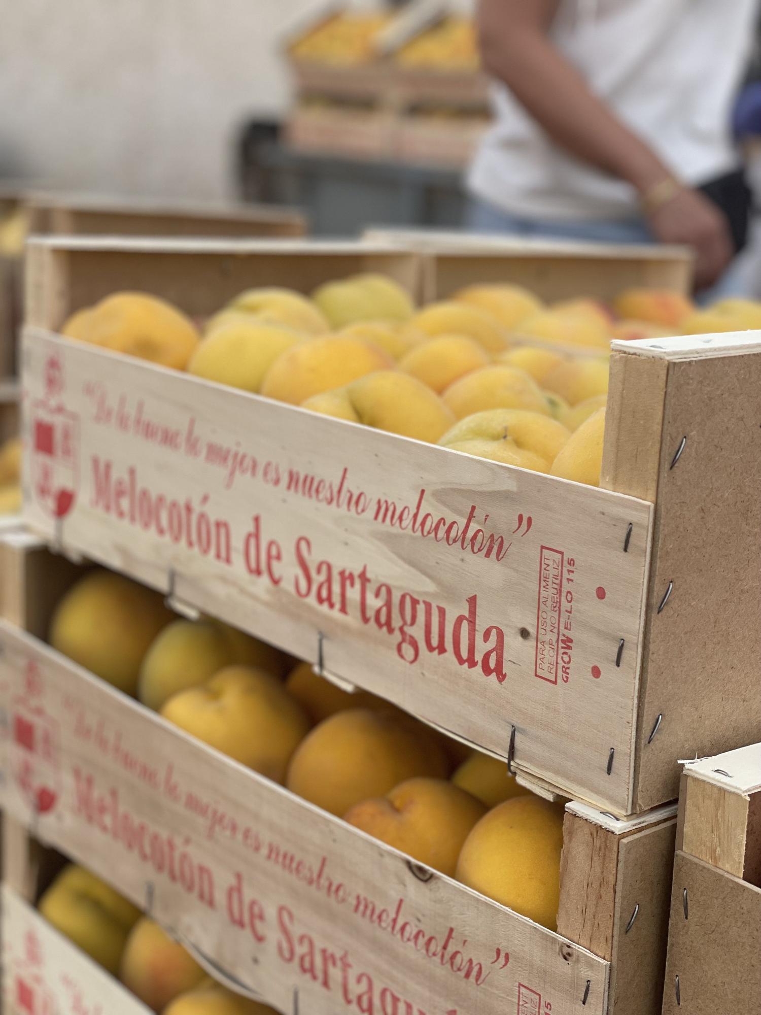 Fotos | Más fruta y más puntos de venta en la Feria del Melocotón de Sartaguda