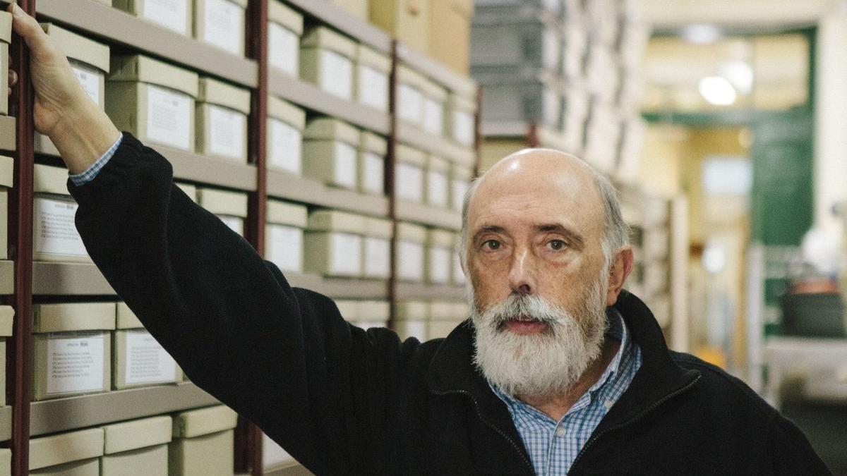 Francisco Etxeberria posa rodeado de pruebas.