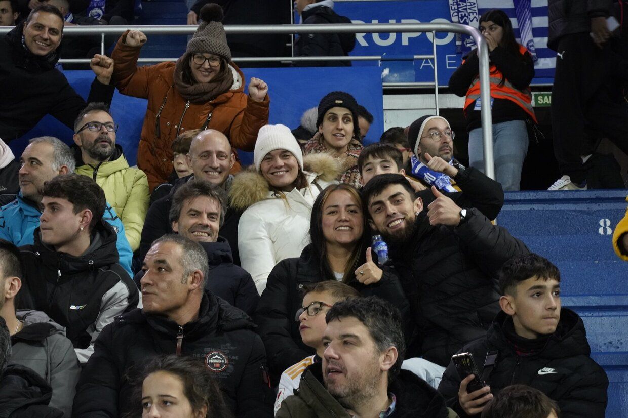 En imágenes: la afición del Alavés calienta motores en Mendizorroza frente al Real Madrid