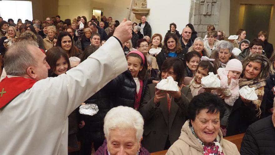 Las tortas de San Blas ceden el testigo a los coros de Santa Águeda en Debabarrena