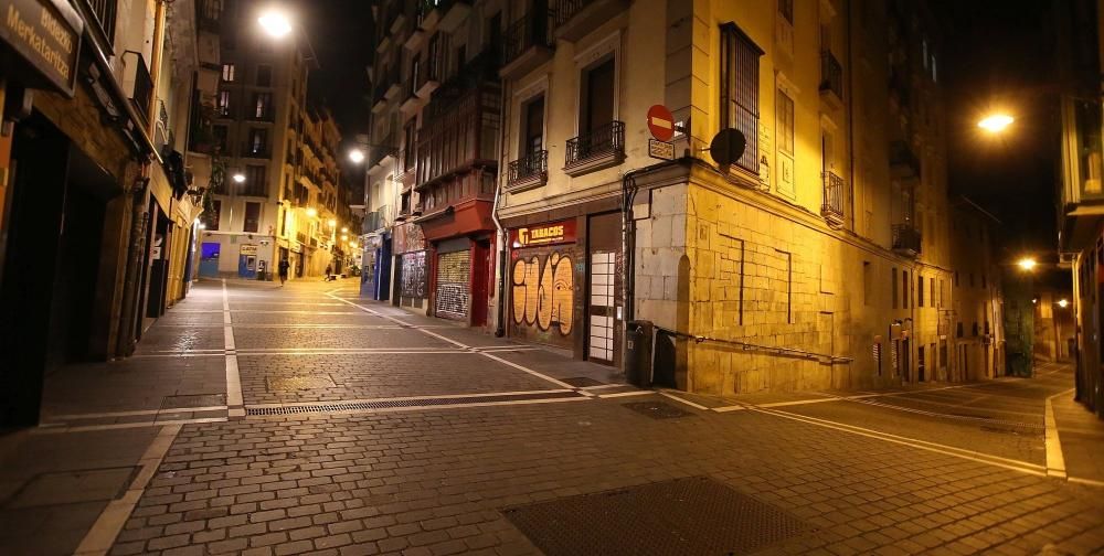 Imágenes de las calles del Casco Viejo de Pamplona con los bares cerrados a partir de las 10 de la noche