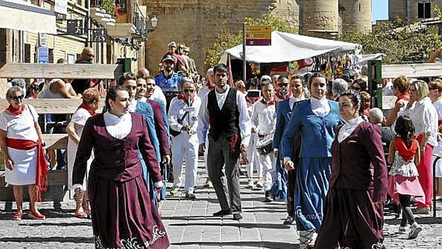 Los dantzaris abrían la comitiva municipal. 