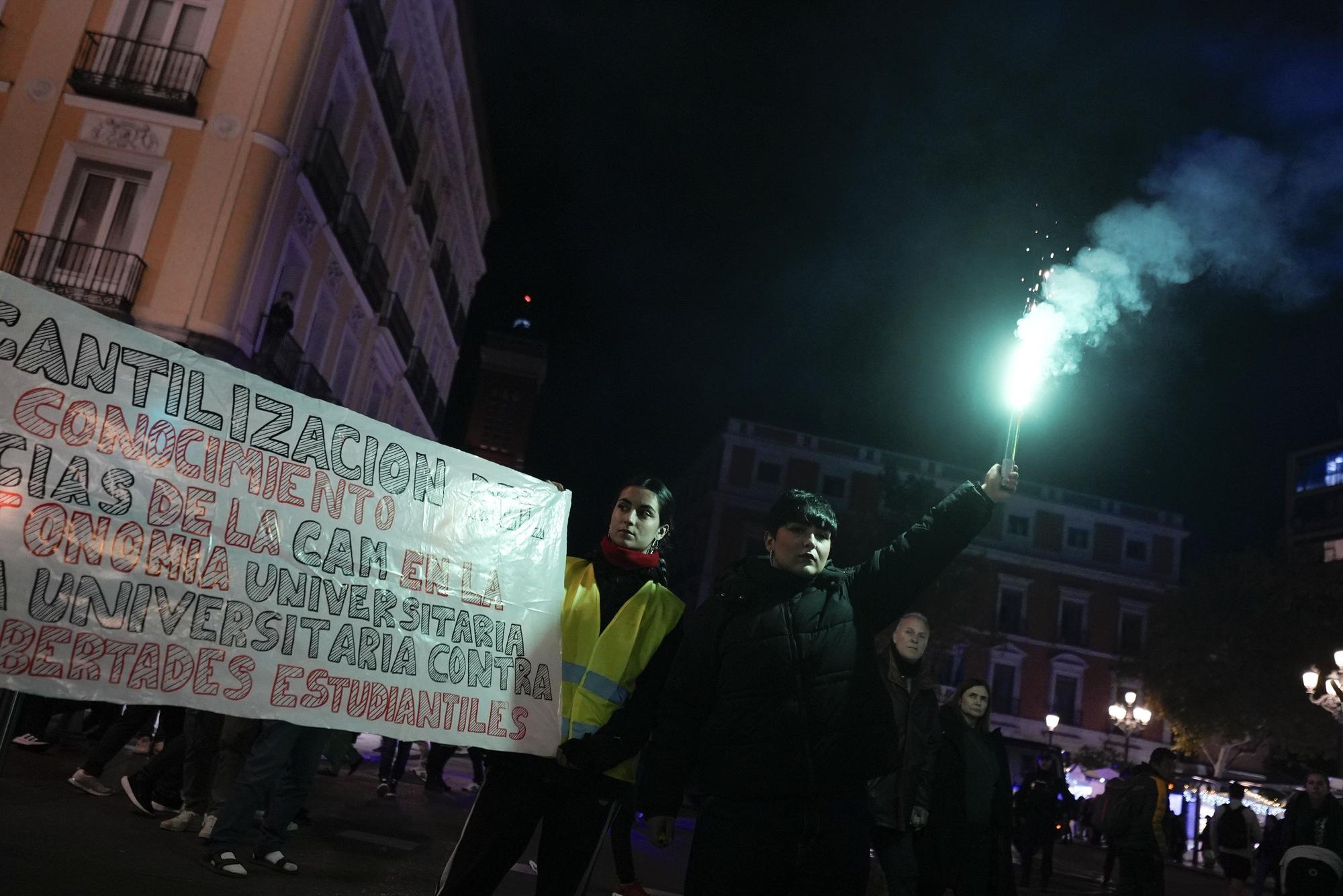 En imágenes: Miles de personas se manifiestan en Madrid contra la "asfixia" de las universidades públicas: "Ayuso privatiza, la uni agoniza"