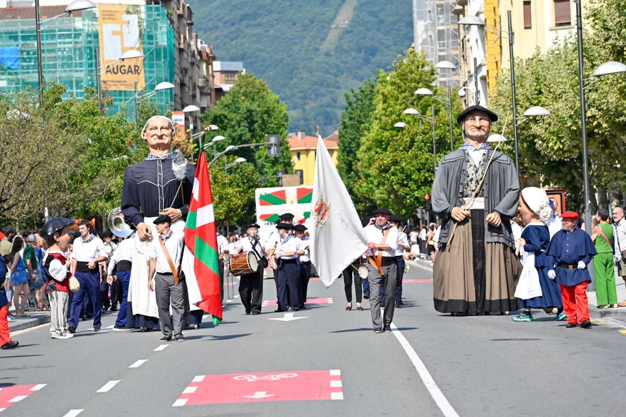 Gran ambiente en el desfile de la Euskal Jira de Irun