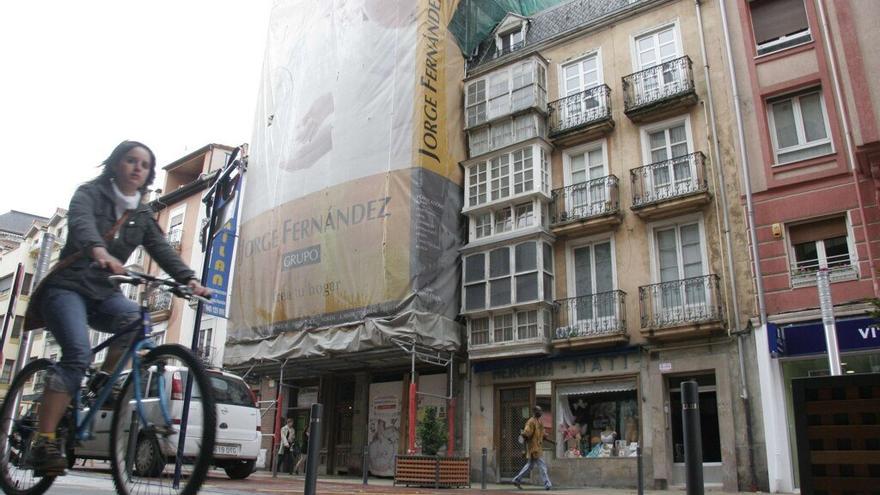 Roba un móvil al descuido en la calle Rioja y la víctima se enfrenta a él para recuperarlo