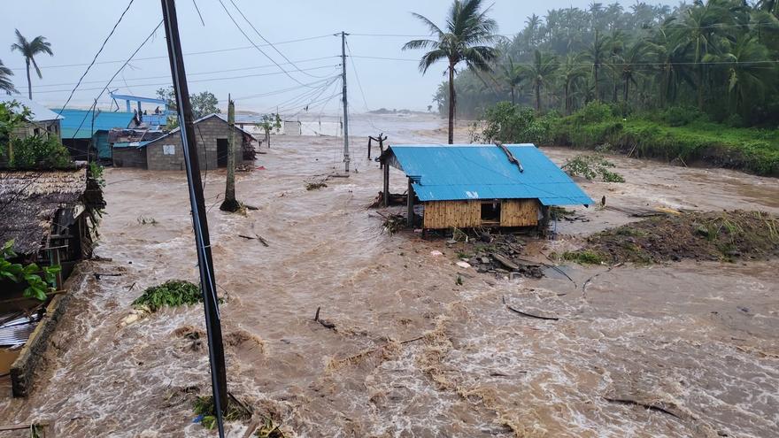 El supertifón Fung-wong toca tierra en el norte de Filipinas
