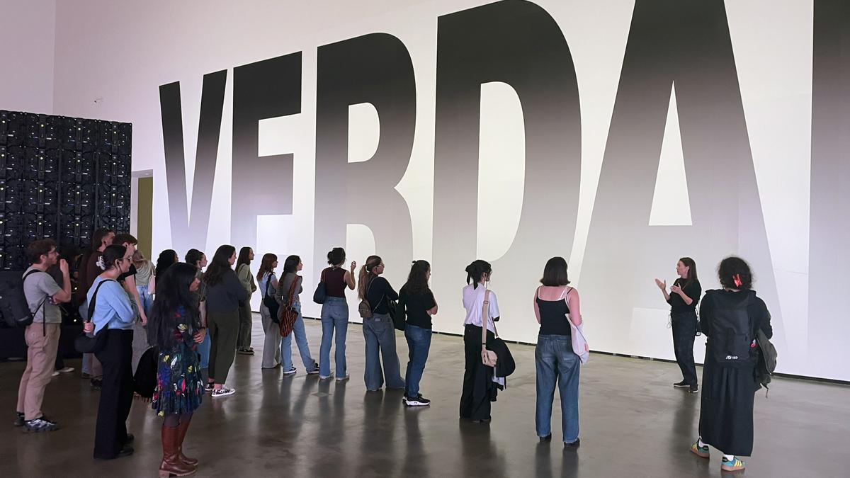 Los estudiantes atienden a las explicaciones de Hileman en el Guggenheim Bilbao.