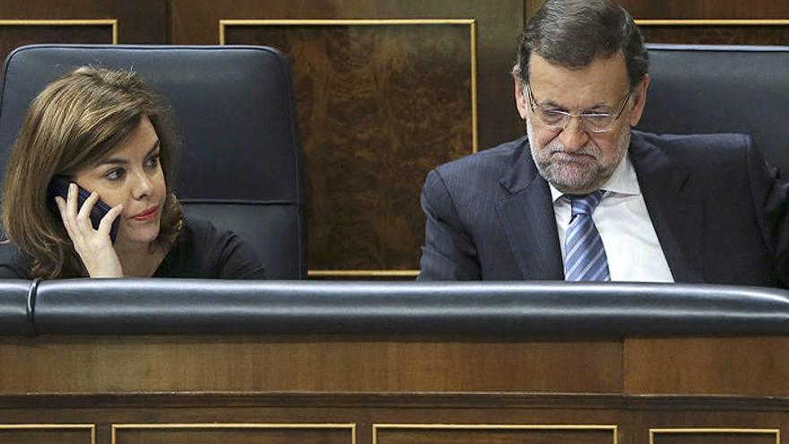 El presidente del Gobierno, Mariano Rajoy, junto a la vicepresidenta, Soraya Sáenz de Santamaría