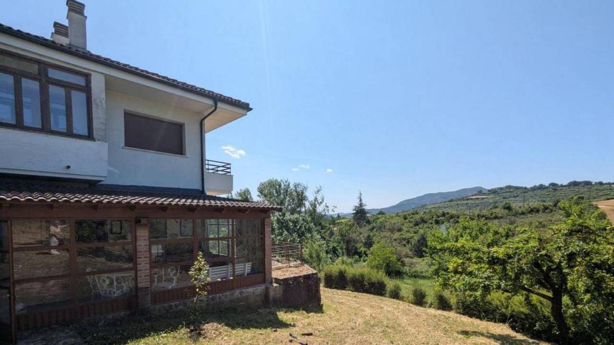 La &quot;casa de lujo con piscina rodeada de naturaleza&quot; más barata de Nava