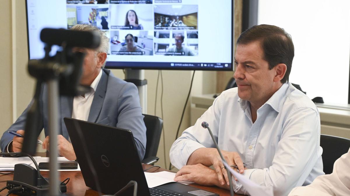 Mañueco, en León en una reunión para valorar los incendios.