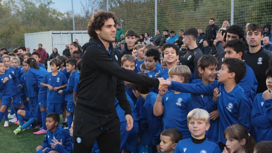 La Escuela DA acerca al fútbol base a sus ídolos del Alavés y las Gloriosas