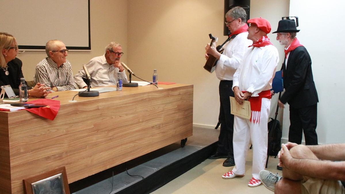 Un momento de la presentación del libro, con Luis González y Pepe Zardoya interviniendo.