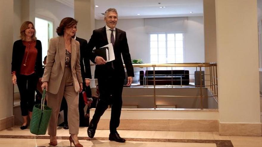 Marlaska conversa con la vicepresidenta, Carmen Calvo, en las dependencias de Moncloa.