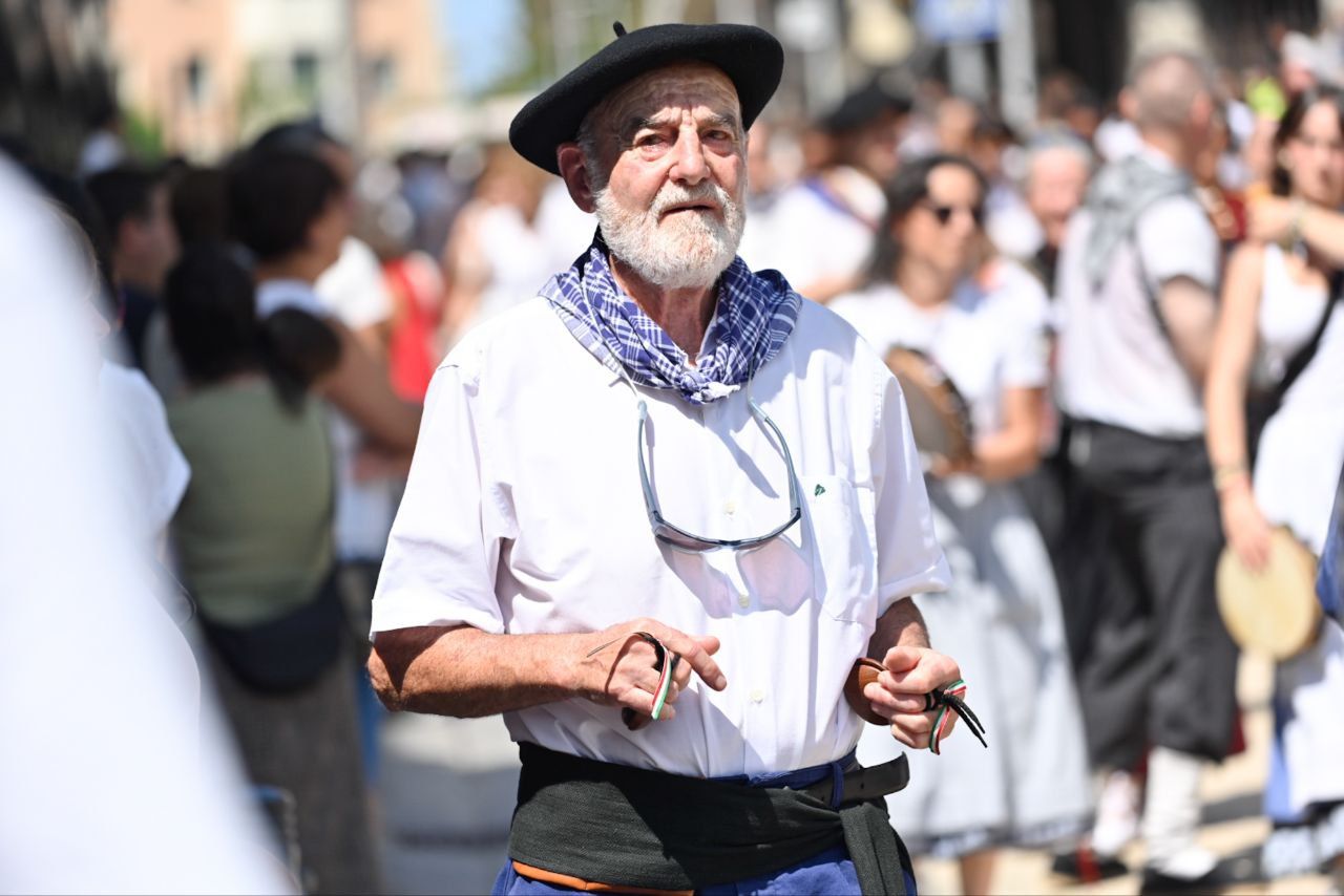 Gran ambiente en el desfile de la Euskal Jira de Irun