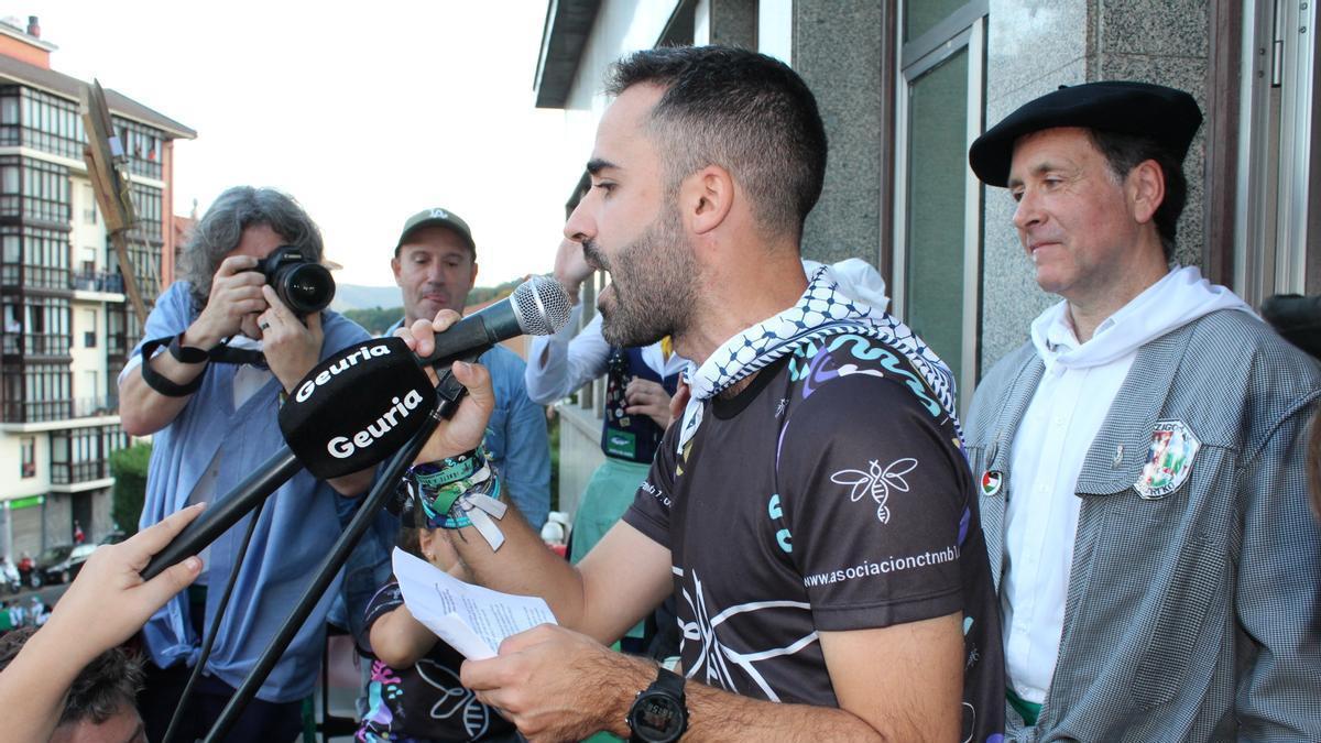 Yeray gonzález ha dado lectura a un intenso, emotivo y solidario pregón en los Sanfaustos de Basauri