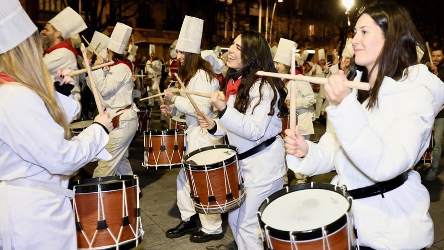 Fotos: miles de personas disfrutan de las tamborradas de la tarde-noche