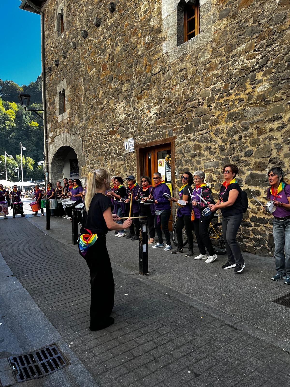 En imágenes: Ondarroa celebra el Día del Abrazo a la Diversidad