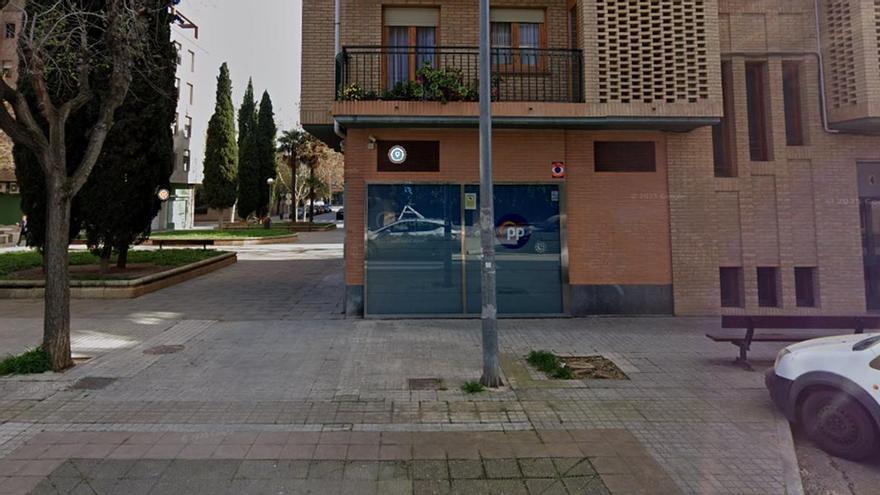 Vandalizan la sede del PP en Huesca con pintadas, huevos y dos pollos muertos