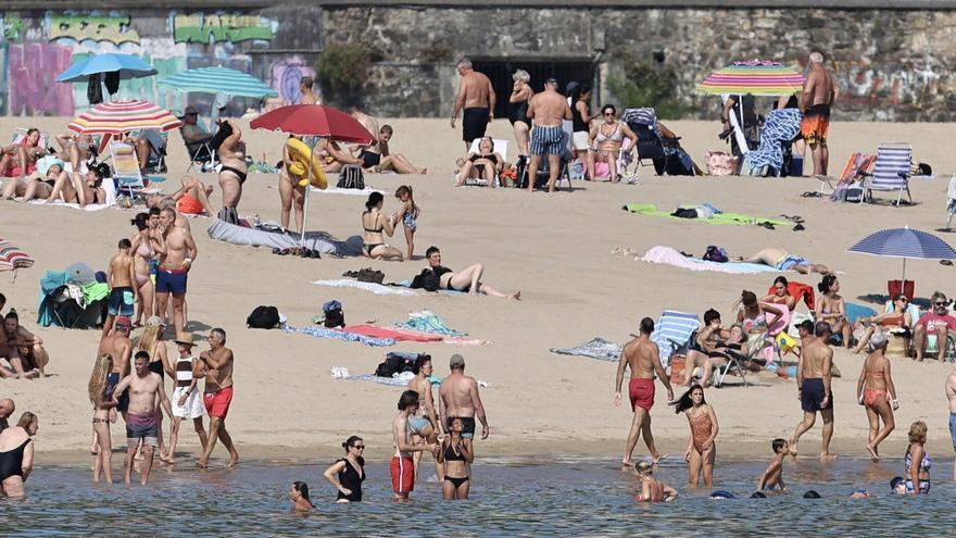 Los usuarios en las playas de Gipuzkoa crecen un 43% y los rescates se reducen a la mitad